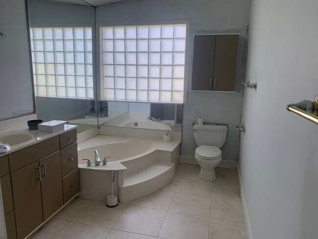 Building Photo - 11585 N Quayside Dr