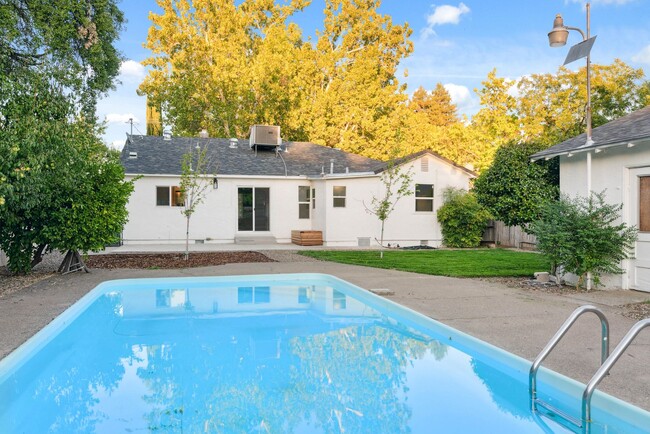 Building Photo - Classicly Charming Remodeled Garden Tract ...