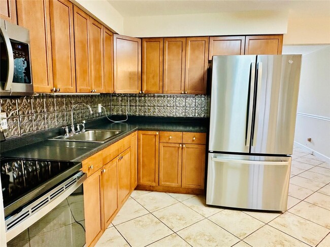 Building Photo - 9449 SW 51st Ct