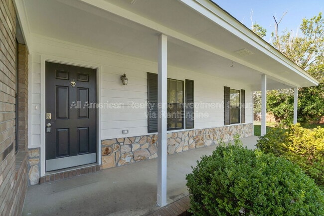 Building Photo - 502 Krest Dr