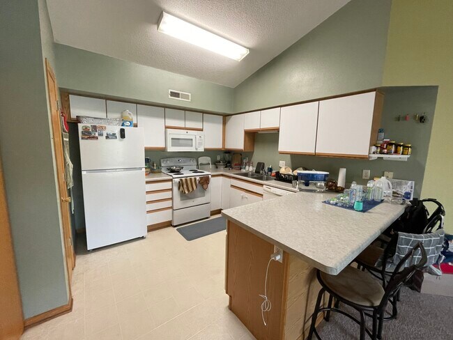 Building Photo - 2266 Holiday Rd