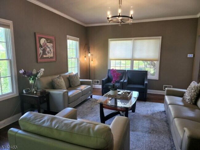 Building Photo - 11 Fox Hill Ln