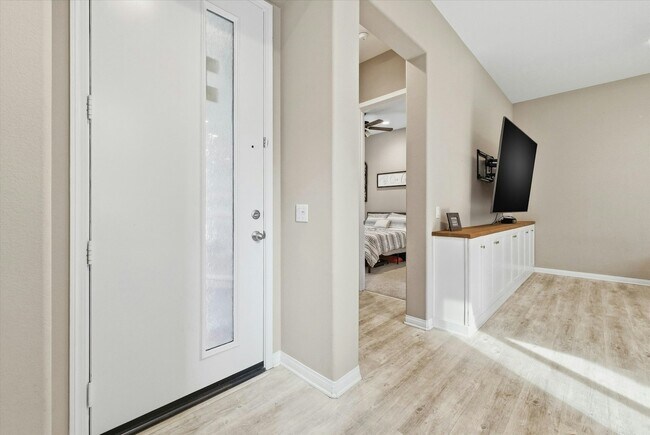 Building Photo - 155 Spectacle