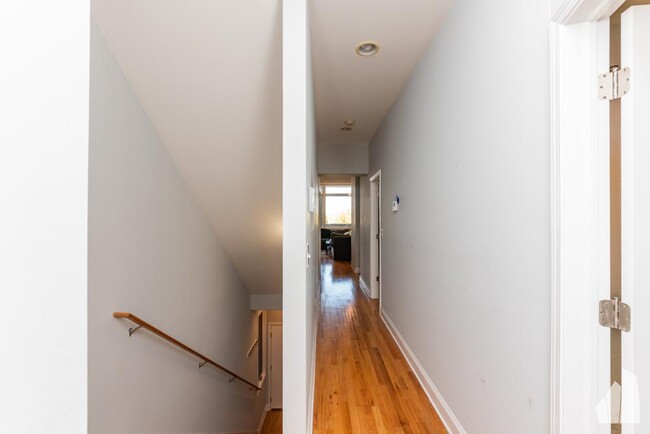 Building Photo - 3 bedroom in Chicago IL 60613