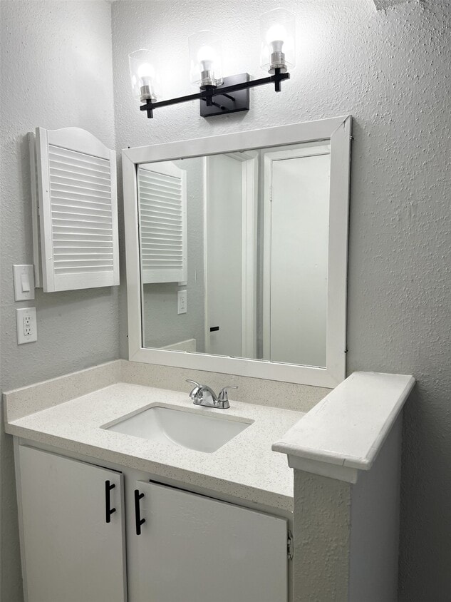 Building Photo - 6200 W Tidwell Rd