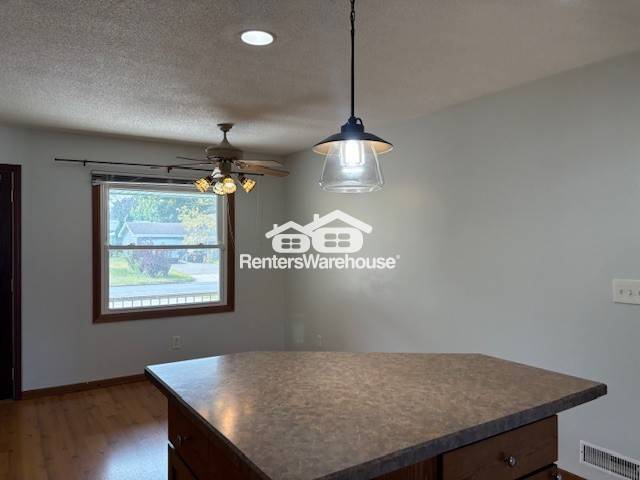 Foto del edificio - Available Now 5 Bedroom 2 Bath Home in Brooklyn Center