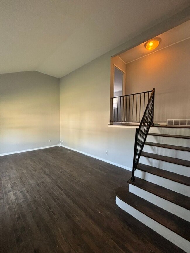 Foto del edificio - 3 BR 1.5 BA split-level with attached 1 ca...