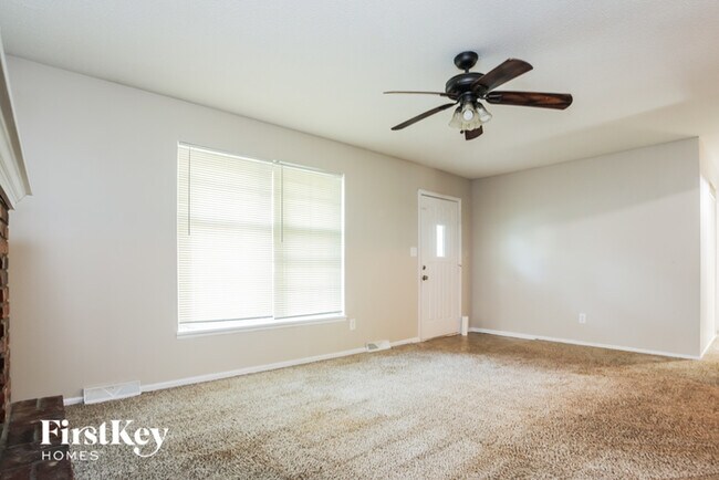 Building Photo - 706 N Redwood Dr