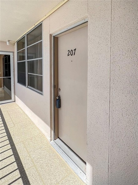 Foto del edificio - 7645 Sun Island Dr S