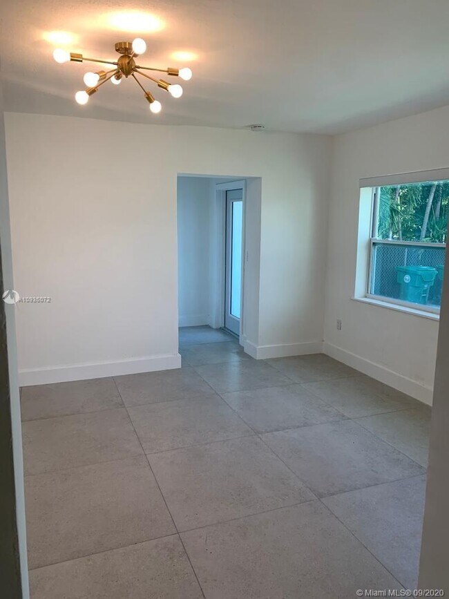 Foto del edificio - 968 NE 80th St