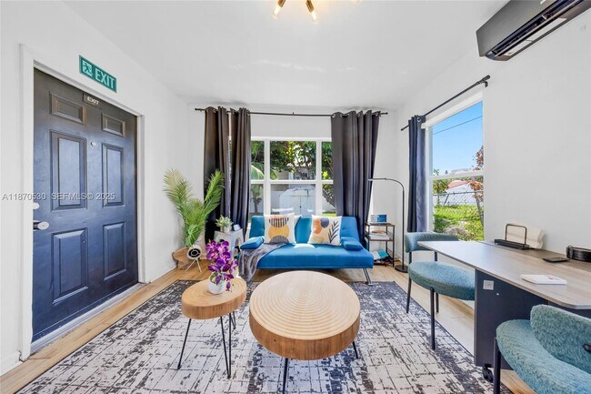 Foto del edificio - 910 NE 81st St