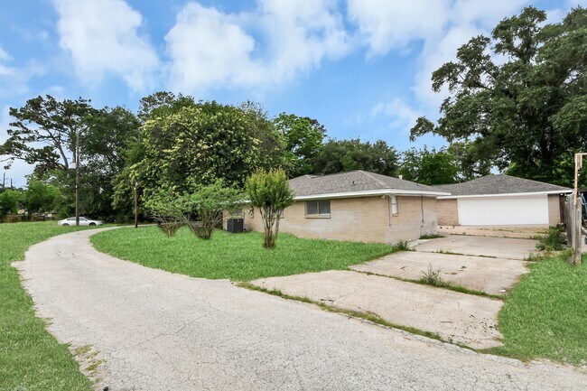 Building Photo - 19435 I-45