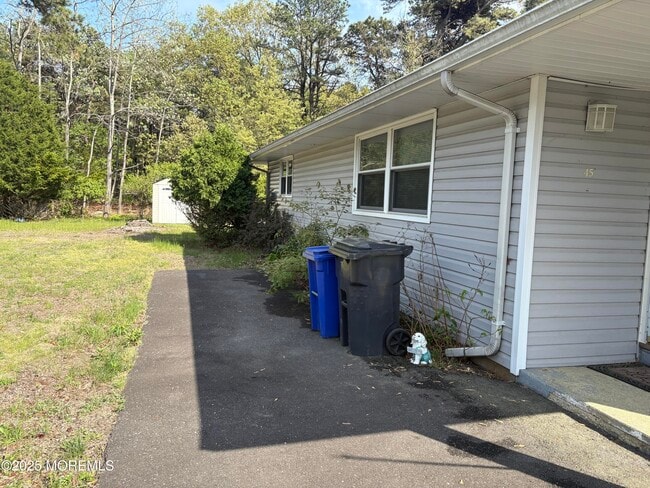 Building Photo - 45 Yellowstone Dr