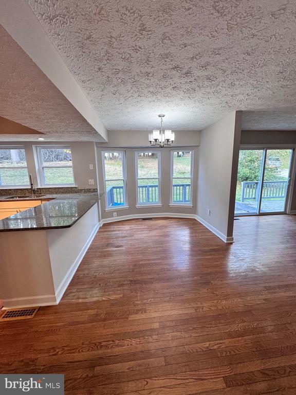 Foto del edificio - 915 Cypress Point Cir