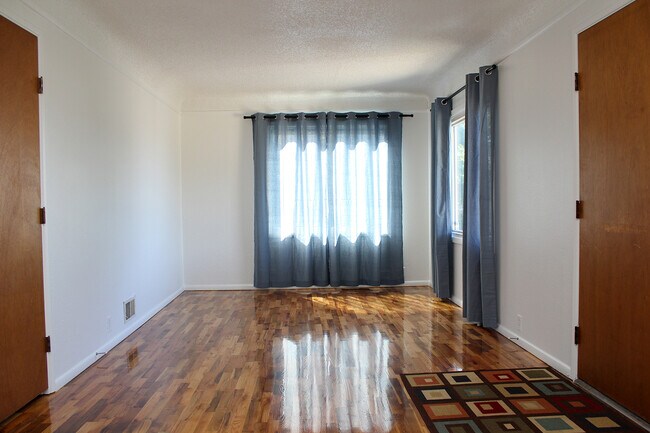 Building Photo - Exquisite One of a Kind 2+ Bedroom Russell...
