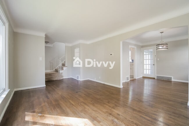 Building Photo - 1392 Villa Dr, South Euclid, OH 44121