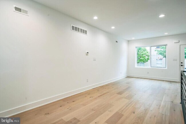 Building Photo - 1309 S 32nd St