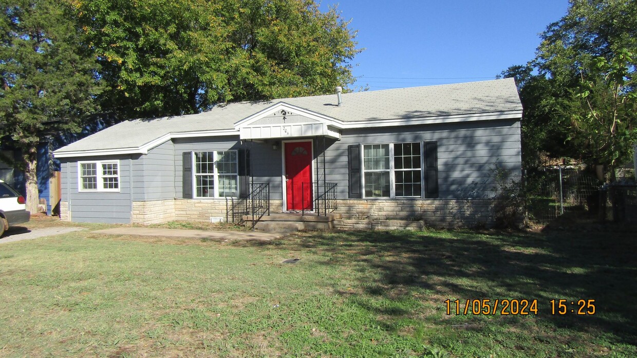 Primary Photo - New Listing! 3 bedroom Cottage, $200 Move ...