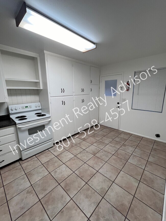 Building Photo - Spacious Apartment in Millcreek!