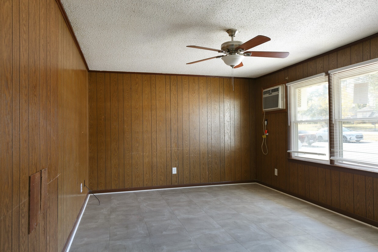 Building Photo - 1049 Rulnick St