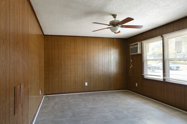 Building Photo - 1049 Rulnick St