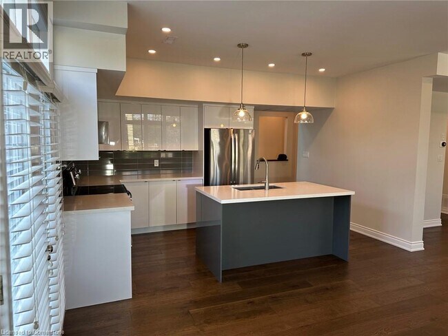 Building Photo - 406 Almas Common