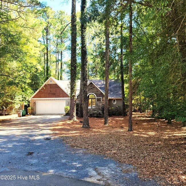 Building Photo - 4 Pine Orchard Pl