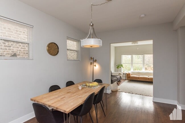 Building Photo - 3570 W Dickens Ave