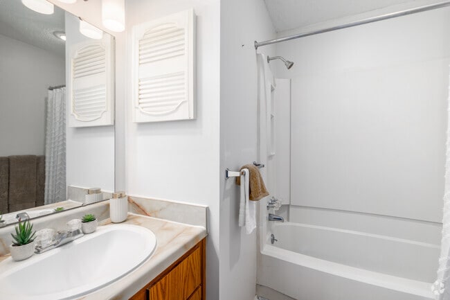 1BR, 1BA - 672SF - Bathroom - Bristol Pointe Apartments
