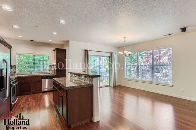 Foto del edificio - Beautiful 3-Bedroom Open Concept Condo in ...