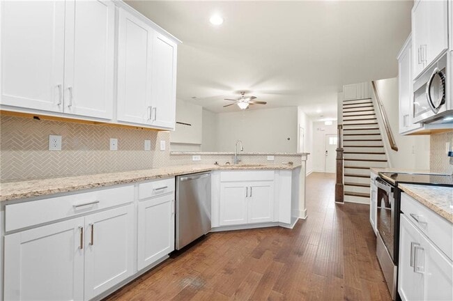 Building Photo - 1833 Edgehill Dr