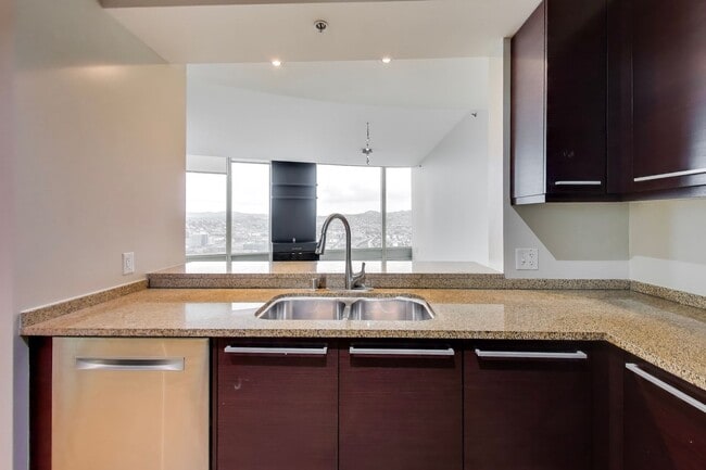 Building Photo - Luxury High-Rise Living | Stunning Bay Bridge Views from the 31st Floor