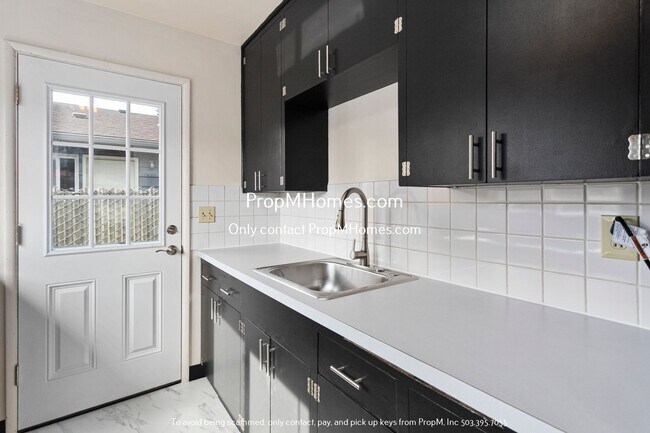 Building Photo - Deposit Special - Cozy Two Bedroom in NE!