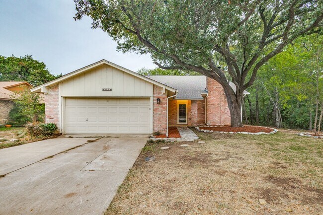 Building Photo - Spacious Lot! Recently-Renovated House Plu...