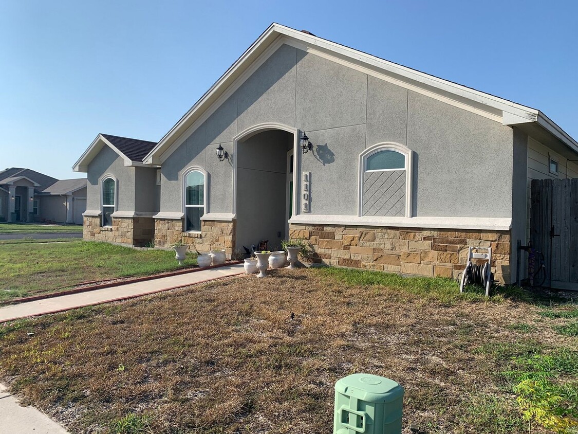 Foto principal - Updated 2015 home in Flour Bluff school di...