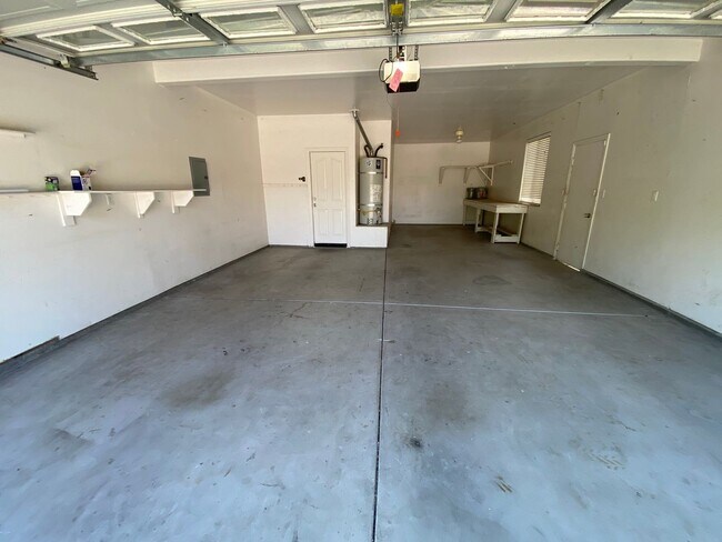 Foto del edificio - Spacious NW Visalia home Available Now