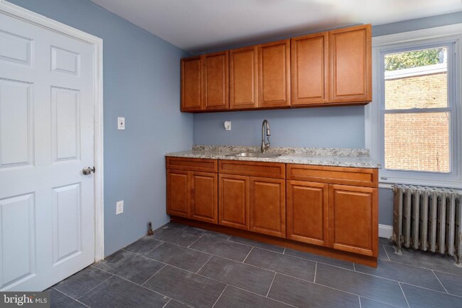 Building Photo - 18 E 21st St