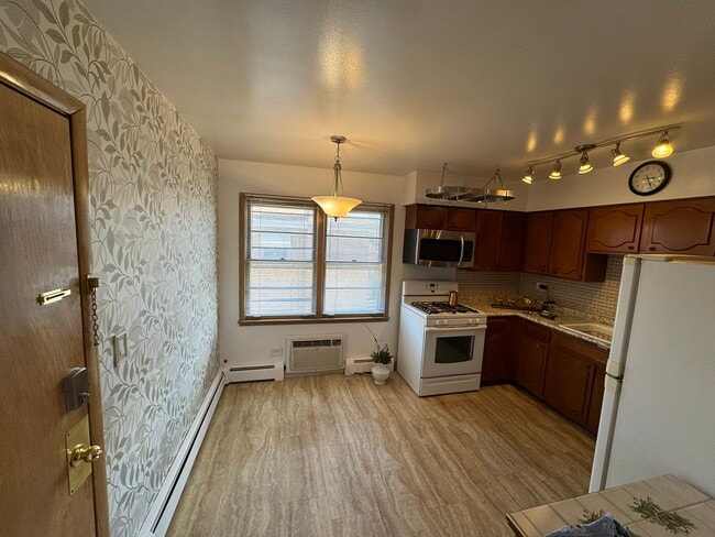 Foto del edificio - 6331 W Devon Ave
