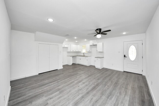 Building Photo - 2322 Wavell St