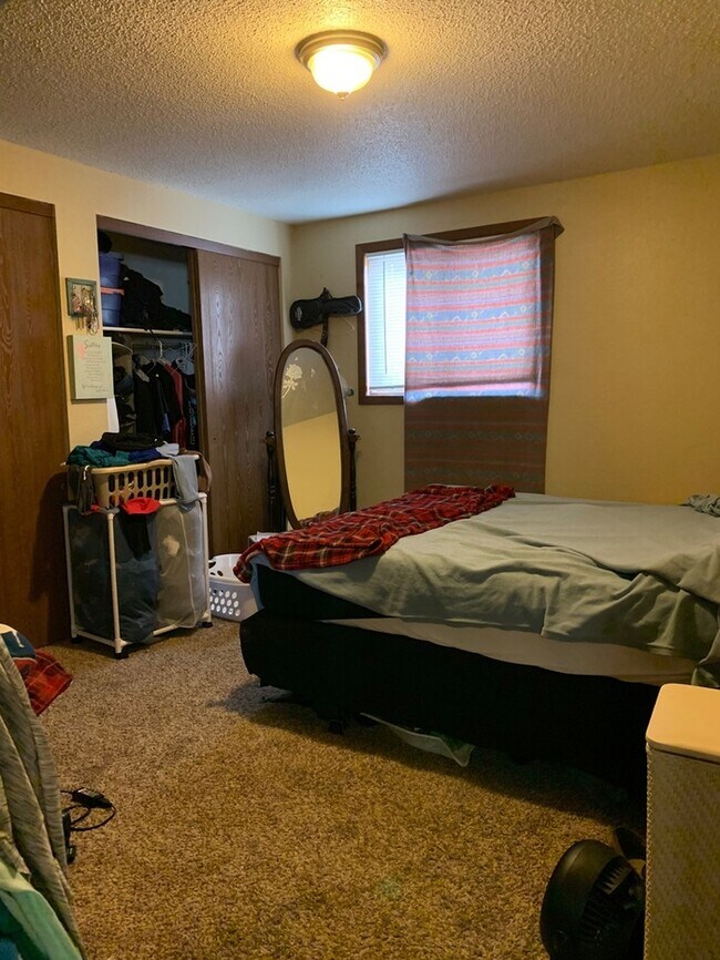 Building Photo - Large Two Bedroom One Bath In North Lovela...