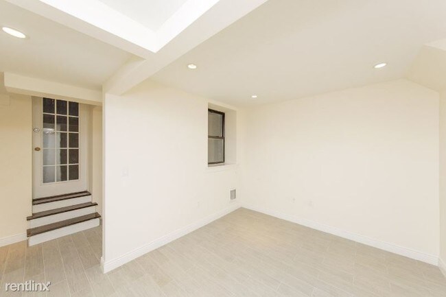 Building Photo - 1 br, 1 bath Townhome - 213 EAST 82ND STREET