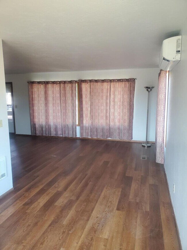 Foto del edificio - 2 bedroom 1 bath home with view and shop