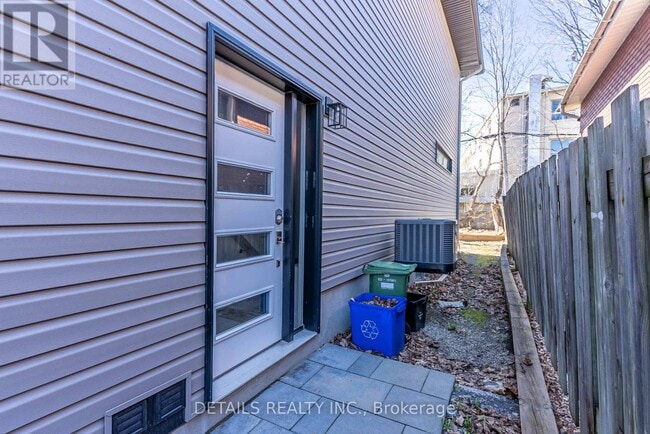Building Photo - 828 Maplewood Ave