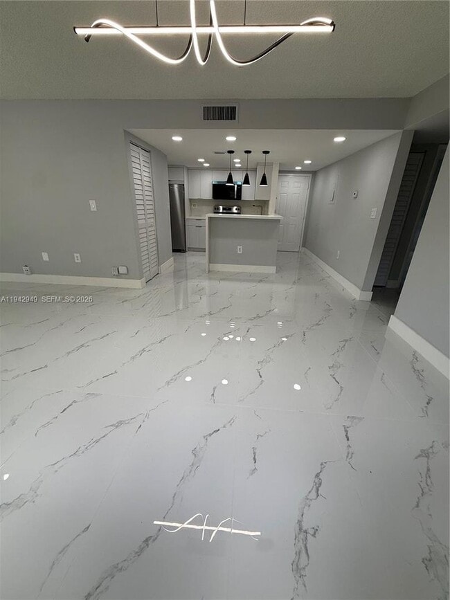 Foto del edificio - 9937 Nob Hill Pl