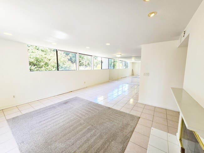 Building Photo - 2420 Torrey Pines Rd