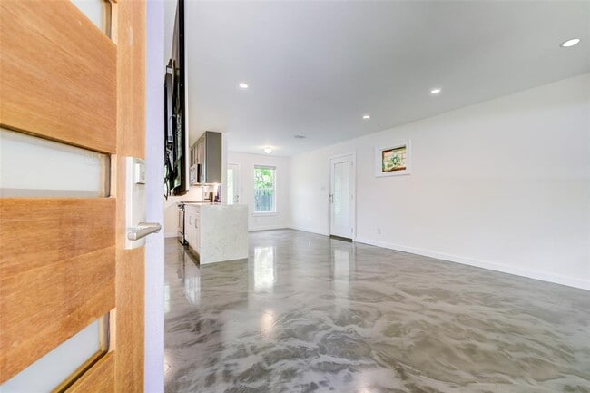 Foto del edificio - 3100 Ray Wood Dr