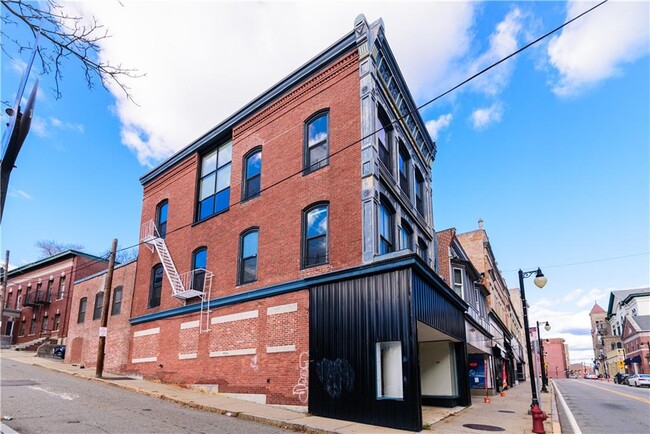 Building Photo - 114 Main St