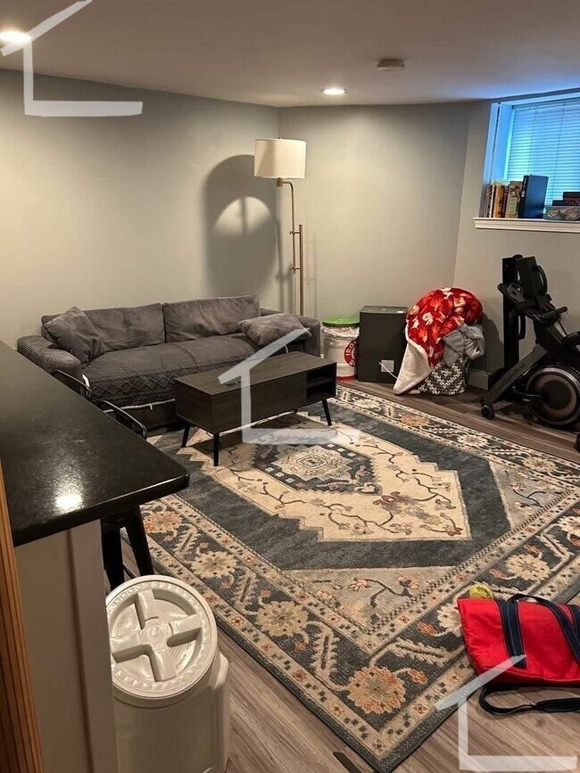Building Photo - Garden Level 2Bed w/ New Renovations; Util...