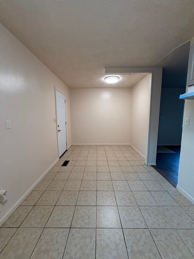 Building Photo - 2106 Piccadilly Ave