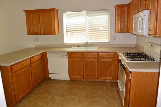 Foto del edificio - 3 Bedroom 2 Bathroom Home in SW Visalia! Close to Shopping and Restaurants!